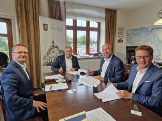 Burmistrz Jan Marian Grzegorczyn podpisał aż pięć umów z wykonawcami / fot. Gmina Miękinia