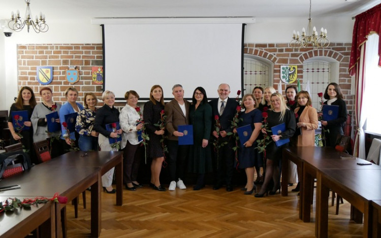 Burmistrz Elżbieta Czarnota uhonorowała nauczycieli i dyrektorów za szczególne osiągnięcia