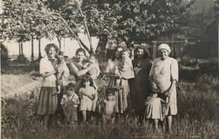 Średzcy Romowie, II połowa lat 50. ub. w. / Od prawej: w chustce Marta Siwak z siostrzenicą Marysią Siwak, Maria Ondycz, Ewa Czerwieniak, Rozalia Siwak, Helena Czerwieniak, trójka dzieci poniżej - Grażyna, Ryszard i Janusz Ondycz / fot. archiwum prywatne