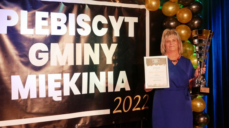 Na zdjęciu Teresa Jackowska z nagrodą Sołtysa Roku 2022