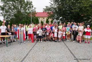 Uczestnicy i organizatorzy III Udanińskiego Biegu Wojska Polskiego