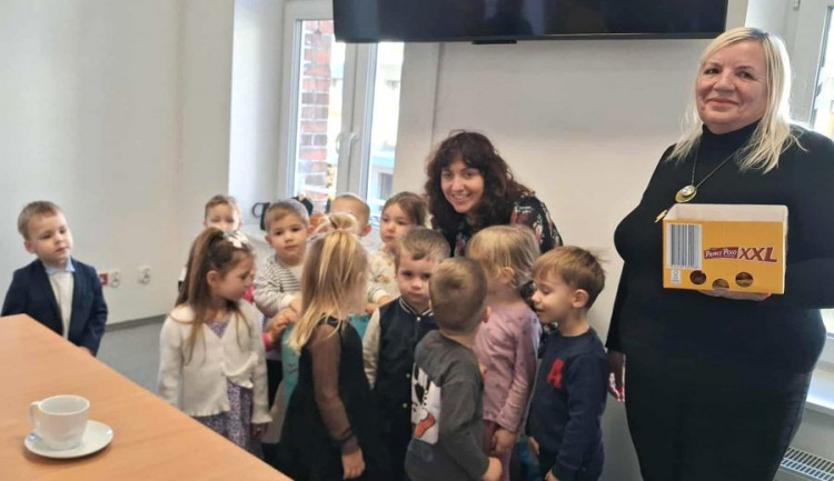 Z sercem, tańcem i piosenką – przedszkolaki z wizytą w średzkim Klubie Seniora