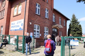 Już pierwszego dnia w gminnej hali OSiR zaszczepiono 311 osób / fot. UM