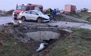 Koło Osieka auto osobowe uderzyło w ciężarówkę