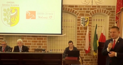 Prezentacja nagrody Orła Polskiego Samorządu na sesji średzkiej Rady Miejskiej (wideo)