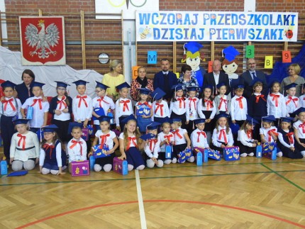 Pasowanie pierwszoklasistów w szkole w Szczepanowie