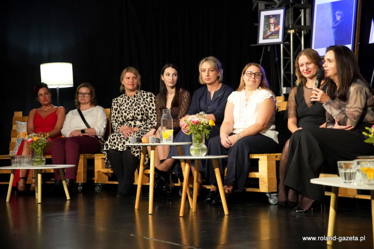 Skrzydła, których nie widać… – opowieść o sile matek, rodzin i opiekunów