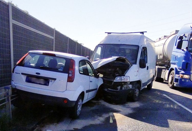 Zderzenie samochodu osobowego z dostawczym busem | fot. OSP Głoska