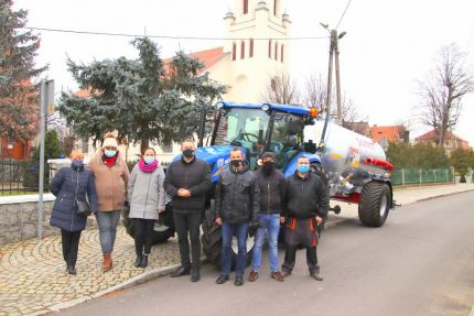 Ciągnik wraz z wozem asenizacyjnym już w gminie Udanin