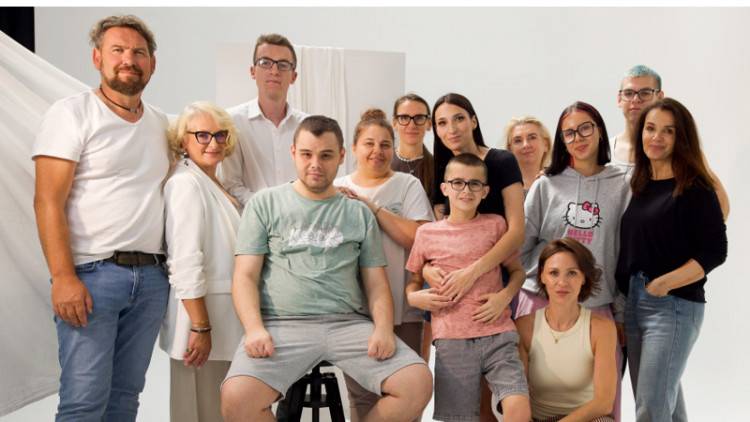 „Skrzydła, których nie widać” – siła matek dzieci z niepełnosprawnościami nabiera widzialnych kształtów