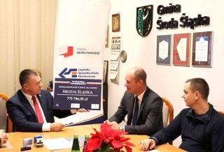 Burmistrz podpisał kontrakt na budowę drogi na terenie LSSE