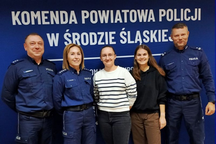 Funkcjonariusze średzkiej policji z wolontariuszkami / fot. KPP Środa Śląska