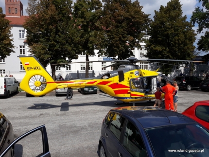 Na parkingu przy szpitalu lądowało lotnicze pogotowie (zdjęcia)