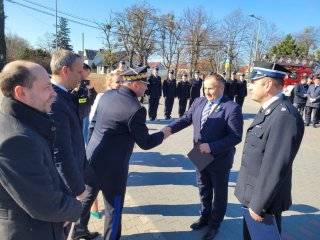 Promesę odbiera wójt gminy Miękinia, Jan Marian Grzegorczyn / fot. źródło: KP PSP Środa Śląska