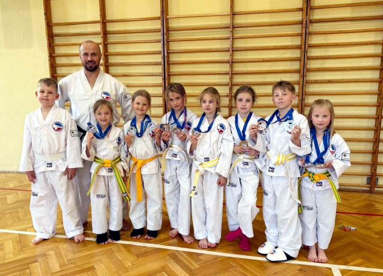 Rekordy, emocje, medale – sukcesy zawodników taekwondo ze Środy Śląskiej i Kostomłotów!
