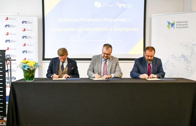  Od lewej: Przemysław Bożek, prezes LSSE, Piotr Bober, członek zarządu Platformy Przemysłu Przyszłości i Ryszard Wawryniewicz, wiceprezes LSSE podczas podpisywania porozumienia / Fot. lsse.eu