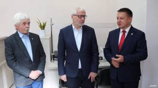 Burmistrz Adam Ruciński podczas otwarcia Terenowego Punktu Paszportowego w Środzie Śląskiej