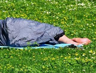 Półnagi mężczyzna &quot;odpoczywał&quot; koło dworca