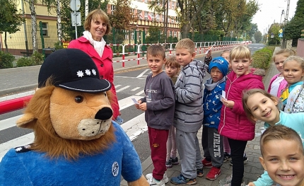 Policjanci i strażnicy o bezpiecznej drodze do szkoły