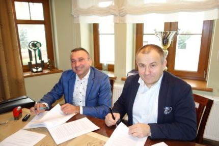 Podpisano umowę na budowę boiska w Miękini