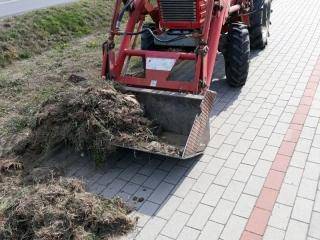 Trwa oczyszczanie powiatowych ścieżek rowerowych i dróg