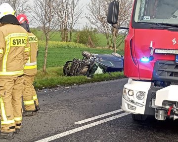 Zderzenie samochodu osobowego z ciągnikiem rolniczym | fot. OSP Cesarzowice  (Fb)