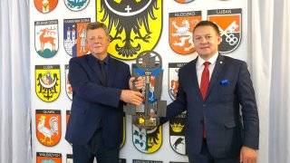 Od lewej: były burmistrz Bogusław Krasucki, obecny burmistrz Adam Ruciński / fot. MK