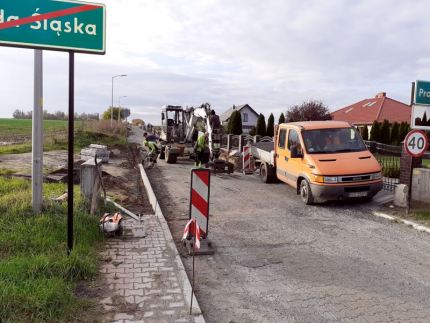 Budują nawierzchnię ul. Reymonta na granicy miasta