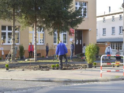 Skwer przed szkołą zyskał nowe oblicze