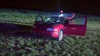 Pomiędzy Gościsławem, a Kostomłotami dachowała osobówka