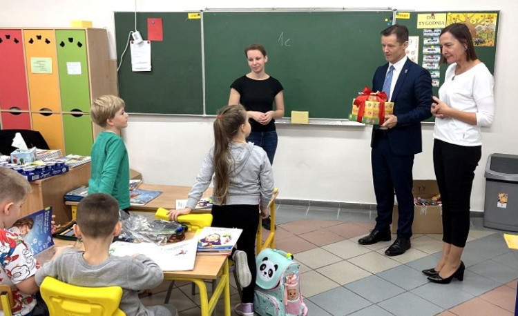 Oficjalnie uczniowie! Pasowanie pierwszoklasistów z niespodzianką od Wójta