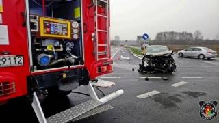 Auto uderzyło w betonowy przepust. Kierowca i pasażerowie byli pijani