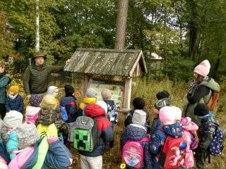 Ciekawa lekcja przyrody na ścieżce dydaktycznej w Mrozowie
