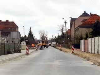 Na ul. 1 Maja w Malczycach praca wre