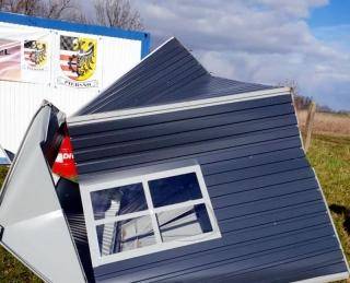 Wiatr zniszczył szatnię i wiatę na boisku. Skąd wziąć pieniądze na naprawę?