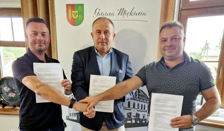 Burmistrz Jan Marian Grzegorczyn podpisał umowę na wykonanie kolejnej drogi / fot. UM w Miękini