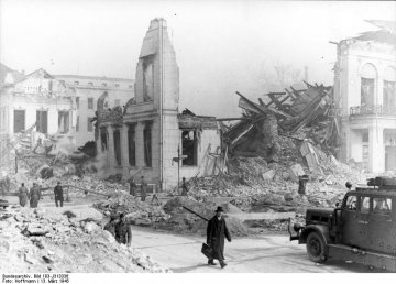 Berlin w marcu 1945, po alianckich nalotach / źródło: Wikipedia