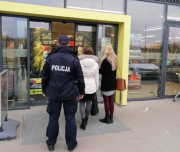 Należy pamiętać, że należy zakrywać usta i nos maseczką we wszystkich miejscach, w których licznie gromadzą się ludzie / fot. policja