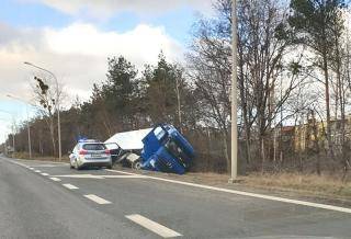 Na średzkiej obwodnicy ciężarówka wypadła z drogi