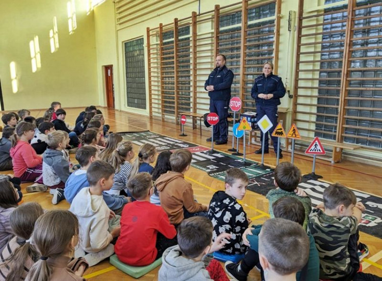 Miękińscy policjanci spotkali się z uczniami, aby porozmawiać o bezpieczeństwie podczas ferii / fot. KPP Środa Śląska