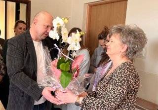 Za dotychczasową współpracę Pani Małgorzacie Kiełt podziękowali pracownicy UG i wójt Andrzej Niemiec / fot. Gmina Malczyce