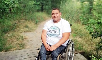 Marzeniem Marcina jest nowy wózek inwalidzki