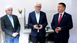 Wojewoda Jarosław Obremski podczas otwarcia Terenowego Punktu Paszportowego w Środzie Śląskiej