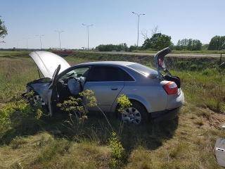 Samochód uderzył w barierki i wpadł do rowu