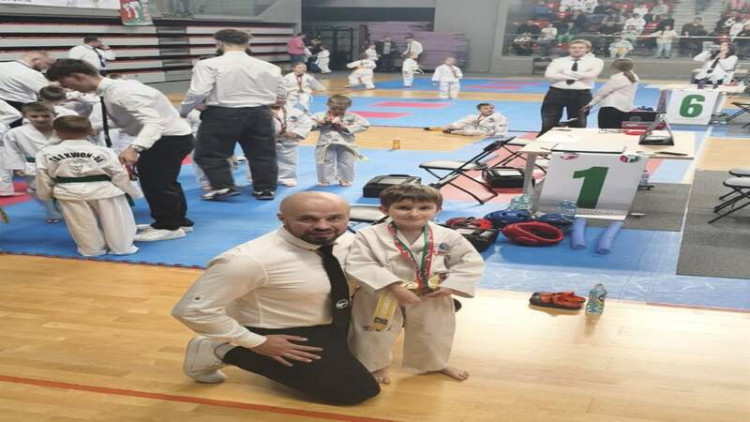 Medalowa dominacja młodych talentów! Zawodnicy ze Środy Śląskiej i Kostomłotów z sukcesami w Taekwon-do