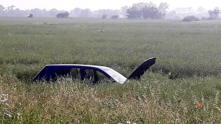 Auto w polu. Pasażer zakleszczony, a kierowca znikł...