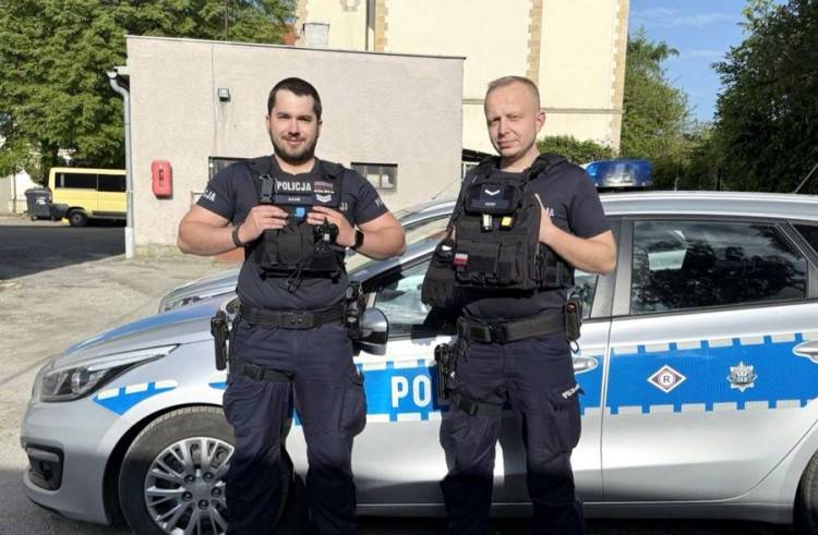 Nie wahali się ani chwili – średzcy policjanci uratowali seniorkę!