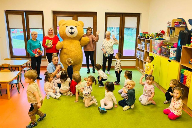 Seniorki u Brylancików – dzień z książką i życzliwością w Żłobku Średzkie Skarby