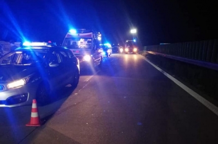 Wypadek na autostradzie. Poszkodowane dwie osoby