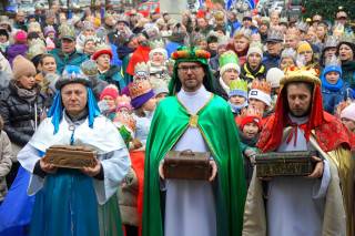 &quot;Kłaniajcie się królowie!&quot; Orszak Trzech Króli w Mieście Skarbów [zdjęcia i wideo]